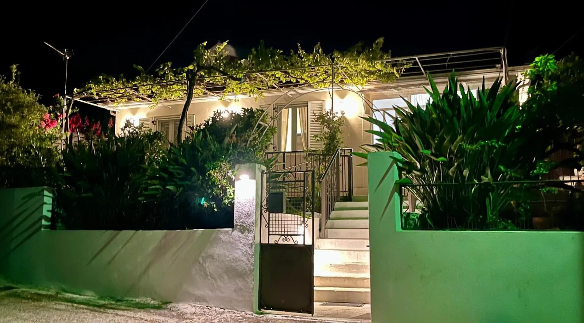 Bee Home - Holiday Cottage Agia Efimia Greece